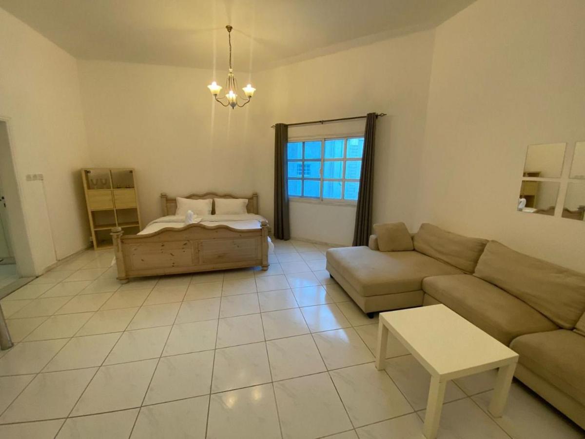 Comfortable Private Rooms In Compound Housing 두바이 외부 사진
