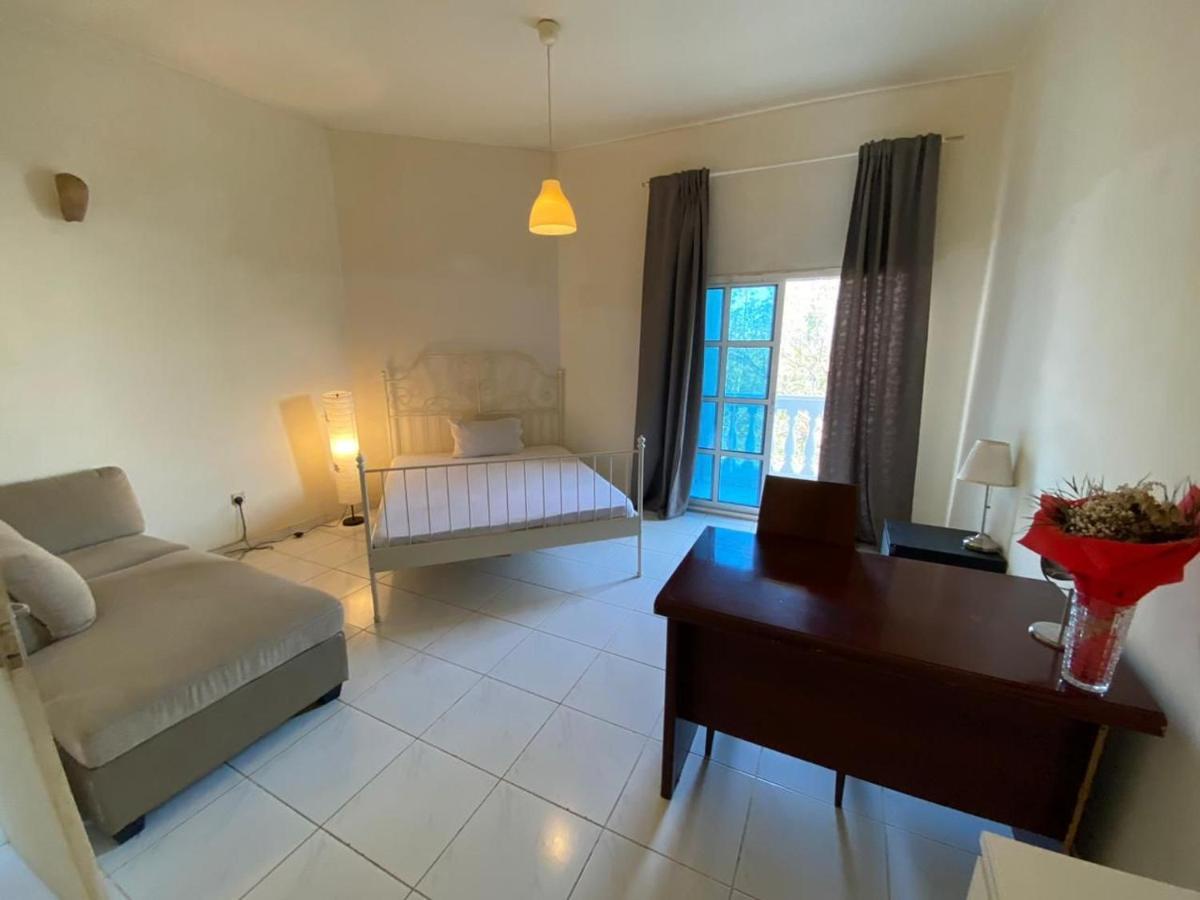 Comfortable Private Rooms In Compound Housing 두바이 외부 사진